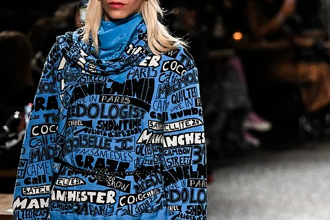 A model presents a creation for Chanel during the "Chanel Metiers d'art 2023-2024" fashion show, in Thomas Street, in Manchester, northern England, on 7 December 2023. (Photo by Oli SCARFF / AFP)