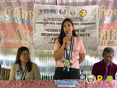 Lobo Mayor Lota Manalo (center). 📸