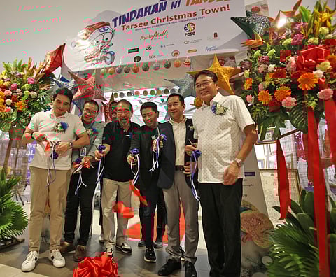 Willie Fernandez (third from left), president of Daily Tribune, leads the ribbon-cutting to open DT’s ‘Tindahan ni Tarsee’ holiday fair at Ayala Malls by the Bay, joined by George Royeca, founder and CEO, Angkas; Don Garcia, Manila manager, Cebu CFI; Renan Santiago, head of retail and MSMEs, Maya; Robert Bastillo, president and CEO, Small Business Corporation; and Rep. Edwin Olivarez of the 1st District of Parañaque.