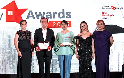 “The Tarp Project” launch was marked with an unboxing by (from right): SM Supermalls
President Steven Tan, SPARK! Philippines Executive Director Mikaela Luisa Teves,
bag designer Zarah Juan, and Tagbilaran City Mayor Jane Yap.