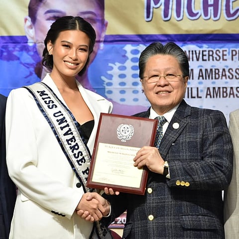 photograph courtesy of FFCCCII
Ms. Universe Philippines Michelle Marquez Dee (left) receives special citation from Federation of Filipino Chinese Chambers of Commerce and Industry, Inc. president Dr. Cecilio Kwok Pedro in Binondo, Manila on Thursday for representing the country at the 72nd Ms. Universe Pageant in El Salvador recently.