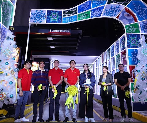 L-F: Fidel M. Balbieran, McDonald's Philippines Local Store Marketing Director, Jomil Serna, Taguig City Councilor, Tony del Rosario, Coca-Cola Philippines President and Vice President for Franchise East Region for Asia South Pacific Operating Unit, Kenneth S. Yang, McDonald's Philippines President and CEO and his wife, Cindy Yang, Lourdes T. Gutierrez-Alfonso, Chief Operating Officer, Megaworld Corporation, Brgy. Capt. Jorge Bocobo, Brgy. Fort Bonifacio during the ribbon cutting ceremony of McDonald’s Christmas Lights Magic at McDonald’s McKinley West, Taguig