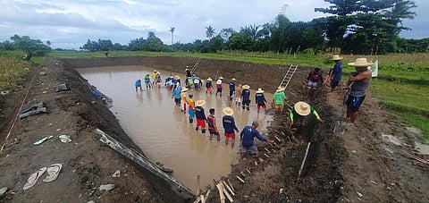 Local participants of the Department of Social Welfare and Development’s Project LAWA in Barbaza, Antique embody the Bayanihan spirit as they build their small farm reservoir in preparation for the effects of the El Niño in their municipality.