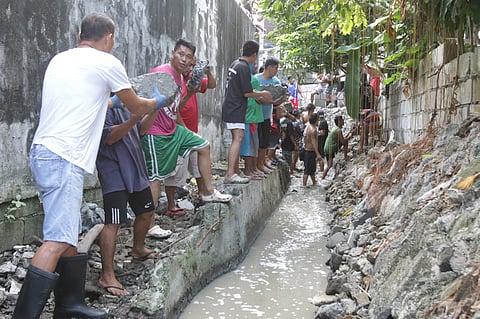 Barangays Moonwalk and Don Bosco joined forces to remove rocks and bricks blocking the Baloc-Baloc creek on 17 December 2023. This is to prevent flooding in nearby subdivisions. | Photo by Joey Sanchez Mendoza.