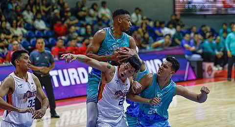 PHOTOGRAPH COURTESY OF PBA
JOHNATHAN Williams of Phoenix Super LPG pulls down the rebound during their PBA Commissioner’s Cup game against Meralco yesterday at the Smart Araneta Coliseum. The Fuel Masters prevailed, 93-83.