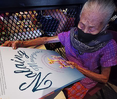 Manlilikha ng Bayan Magdalena Gamayo receiving the NCCA calendar.