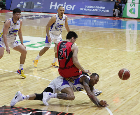 Photograph by Joey Sanchez Mendoza for the Daily Tribune @tribunephl_joey
CALVIN Abueva of Magnolia goes under Jeron Teng of San Miguel Beer in a mad scramble for possession during Game 3 of their PBA Commissioner’s Cup best-of-seven finals series last Wednesday. The Hotshots prevailed, 88-80.