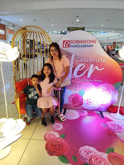Photographs courtesy of robinsons malls
Special gifts await lucky female shoppers.