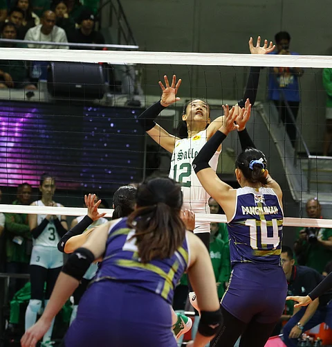 MVP Angel Canino inflicts heavy damage in De La Salle University’s 15-25, 25-19, 18-25, 25-19, 15-12 victory over the National University in their Season 86 UAAP women’s volleyball tournament game Saturday at the Smart Araneta Coliseum. | Photograph by JOEY SANCHEZ MENDOZA for the Daily Tribune @tribunephl_joey