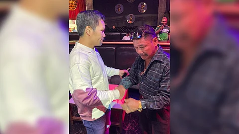 Manny Pacquiao promises former world champion Rolando Navarrete a bigger monthly assistance. | Photograph by Nick Giongco for the Daily Tribune