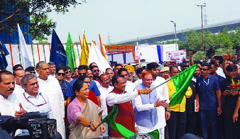 CM Rekha launches waste transfer station, 1,000 machines