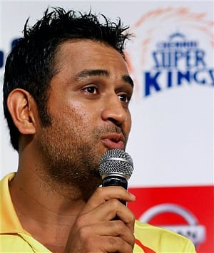 Dhoni comes under attack from former cricketers