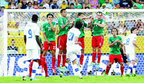 Balotelli powers Italy past Mexico 2-1, Spain down Uruguay 2-1