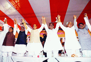 Rajnath warns Nitish about Cong