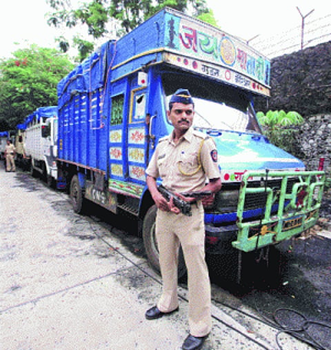 Mumbai I-T strikes gold, gems, cash worth Rs 200cr in trucks