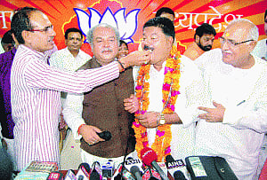 Dy Opp leader loses Trust in Cong, joins MP BJP; Motion fails