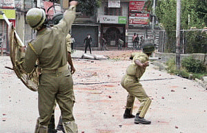 Undertrial killed, 4 policemen injured in grenade attack