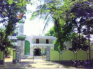 Mosque, waqf slug it out over women