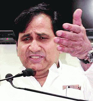 Congress lets loose partymen to capitalise on IM row
