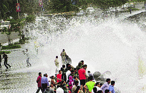 Mumbaikars throng sea fronts to witness year's highest tide