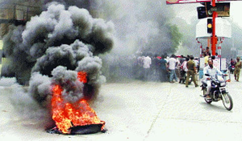Telangana fire engulfs Andhra, 12 MPs resign