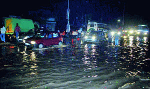 landslips claim nine lives, Kochi airport runway closed