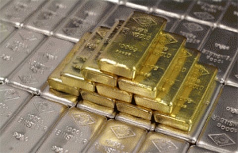 Gold, silver extend losses on sustained selling, global cues