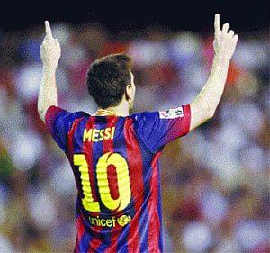 Messi hat-trick keeps Barca on top