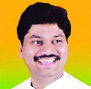 Munde feud in Maharashtra Council bypoll; nephew wins