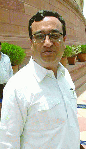 Maken quits Union Cabinet