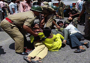 Pro-Telangana stir intensifies; Seemandhra employees attacked