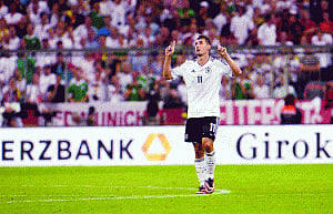 Euro powers look to seal 2014 berth