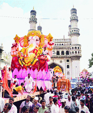 Ganesh procession in Hyd peaceful, rain plays spoiler