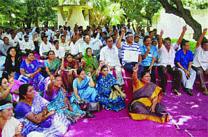 40-day-old strike by staff divides Andhra Cabinet