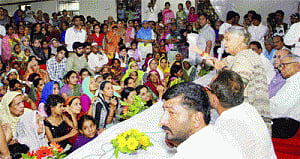 Dikshit directs bilge at BJP, calls it 'divisive'