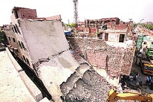 1 dead, 14 hurt in Jafrabad building collapse