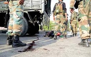 Eight policemen injured in Srinagar gunfight