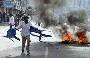 Seemandhra bandh enters second day; normal life hit