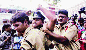 Seemandhra staff agree to call off power strike