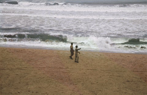Odisha evacuates 2.5 lakh people as Phailin approaches