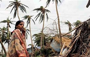 Phailin weakens further, takes shape of "deep depression"