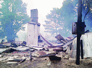 Australian wildfire blackens Sydney skies, destroys homes