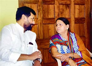 Rabri dares Nitish on NaMo's entry in Bihar