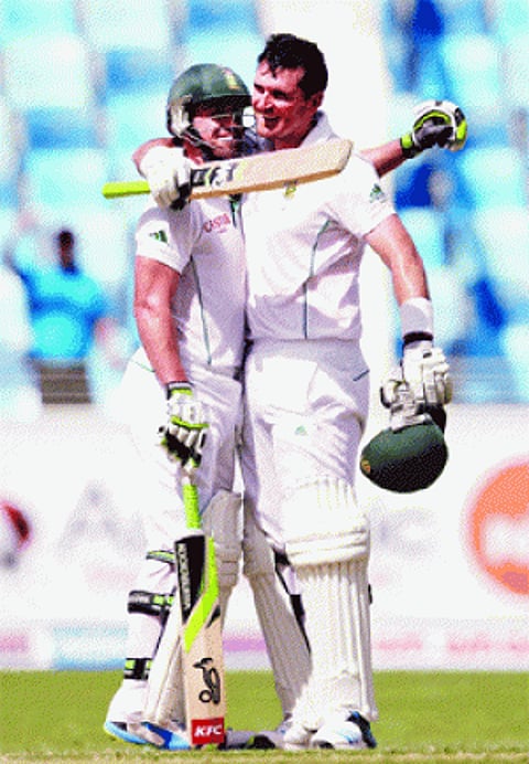Smith, de Villiers rattle Pakistan