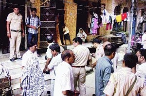 Three strangle woman journalist, abduct son
