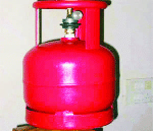 Govt clears sale of 5-kg lPG cylinders at petrol pumps