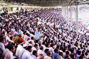 Govt employees stage rally for united Andhra amid violence