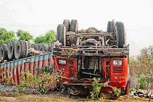 21 killed in truck mishap in Karnataka
