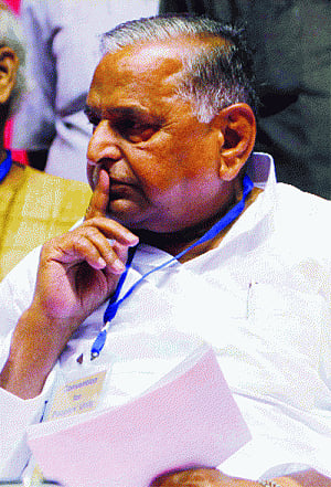 Mulayam plays Hindi card, demands ban on English in Houses