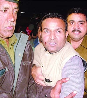 Kejriwal paints picture of BJP, Cong insecurity